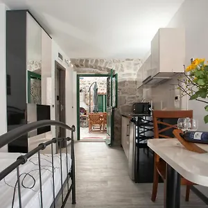 & Kartolina Apartment